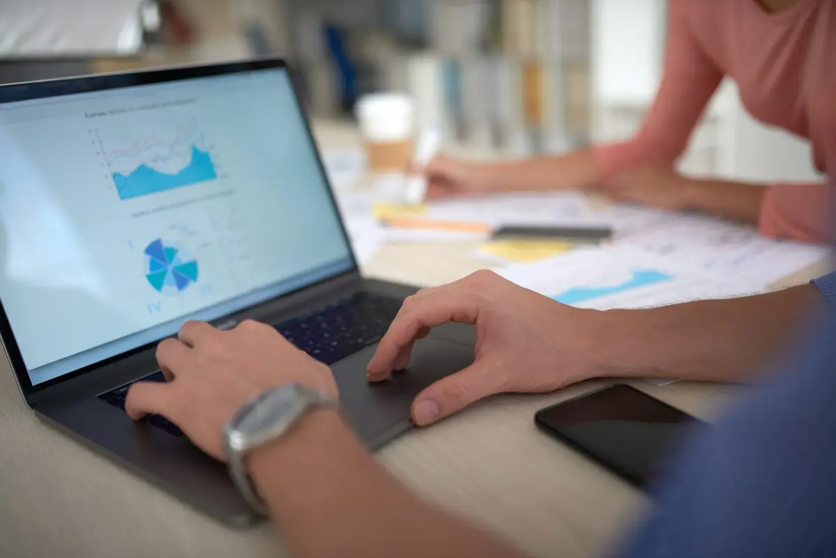 analyse-donnees-diagnostic-strategique Personne qui analyse des graphiques de performance sur un portable