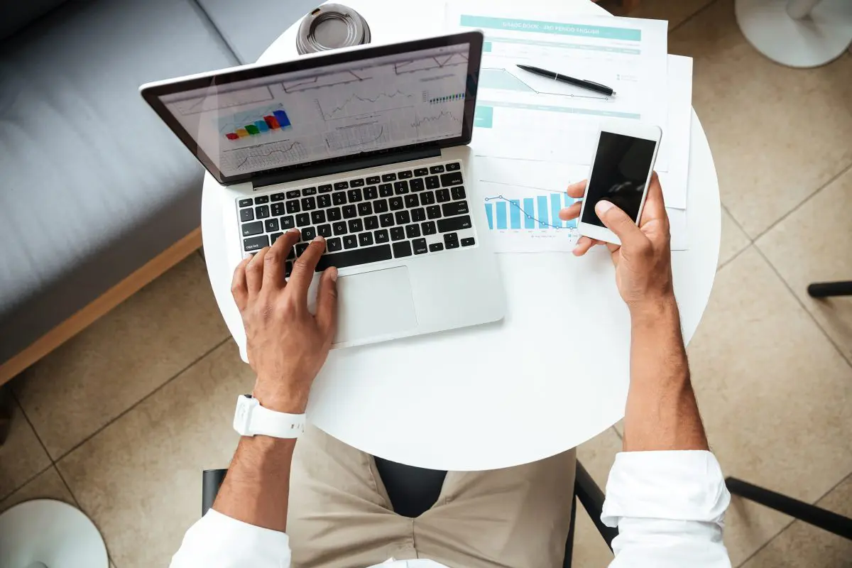 diagnostic-site-web-ne-genere-pas-de-demandes Entrepreneur assis à son poste de travail qui consulte les résultats de son site Web